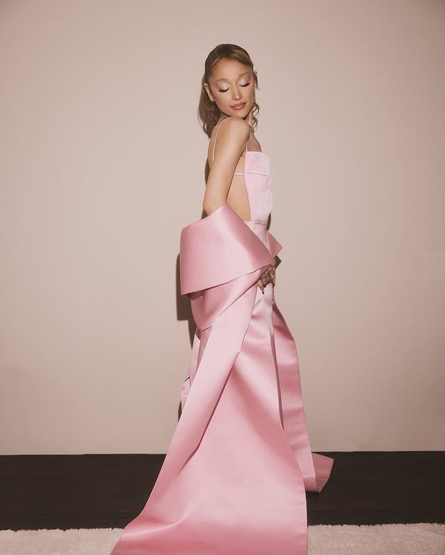 arianagrande_472869513_1126170802179608_663343617939968569_n